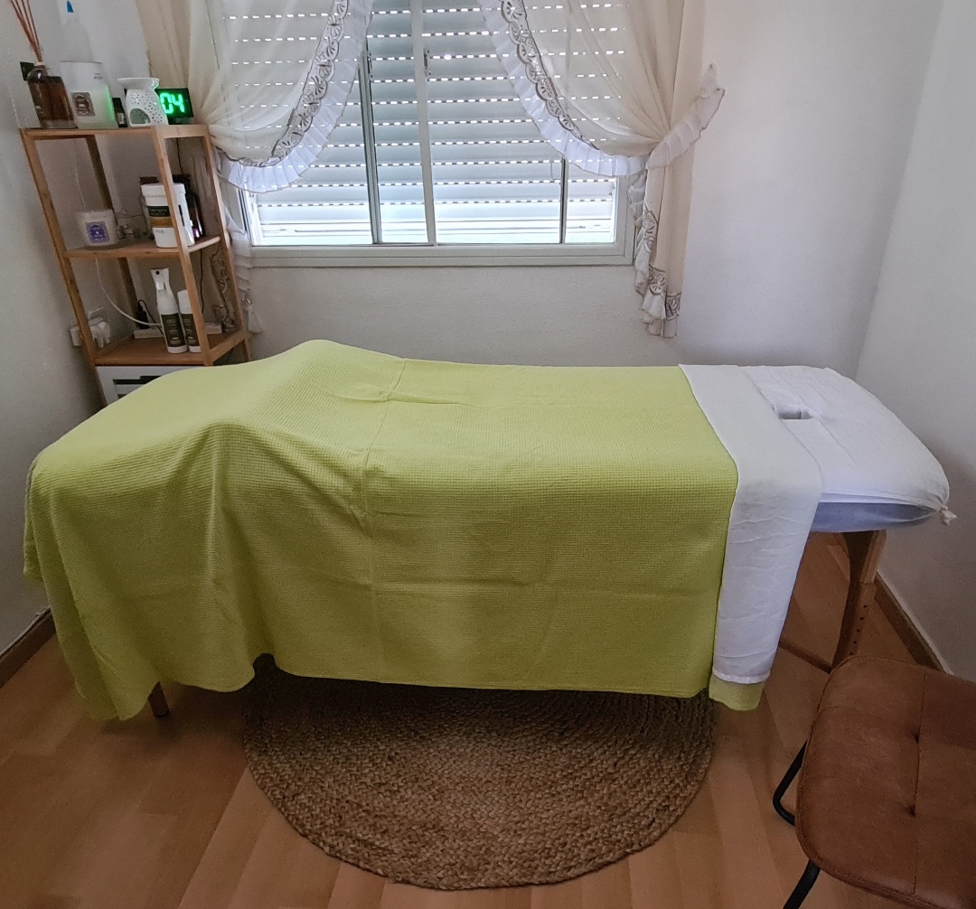 מטפל/ת בעיסוי אבנים חמות - עיסוי שוודי רפואי